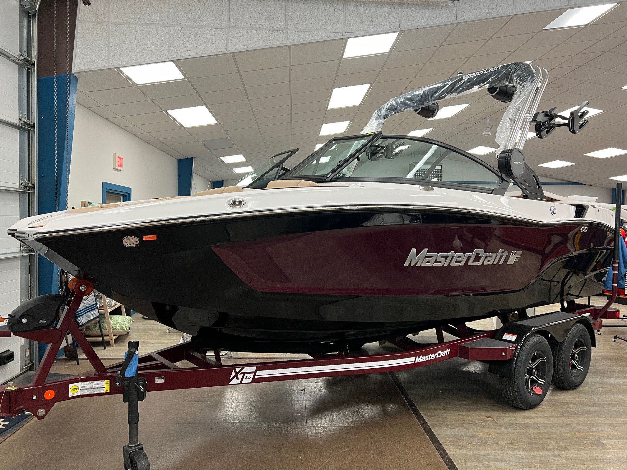 2024 Mastercraft XT20 - Midnite Black/Sangria Flake