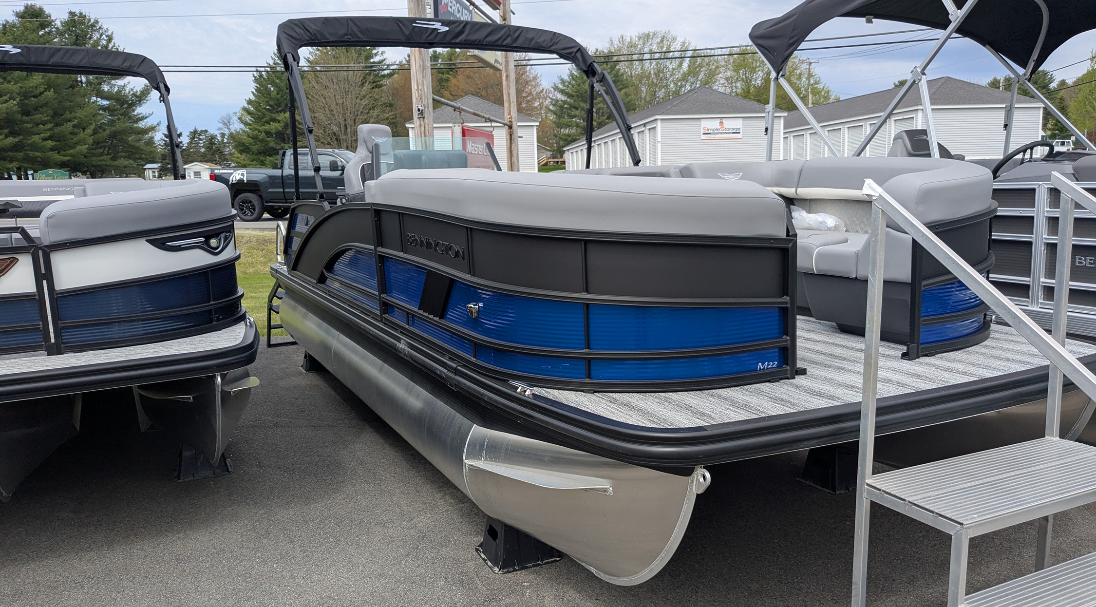 2025 Bennington 22MLSE Pontoon Boat - Luminous Blue/Black